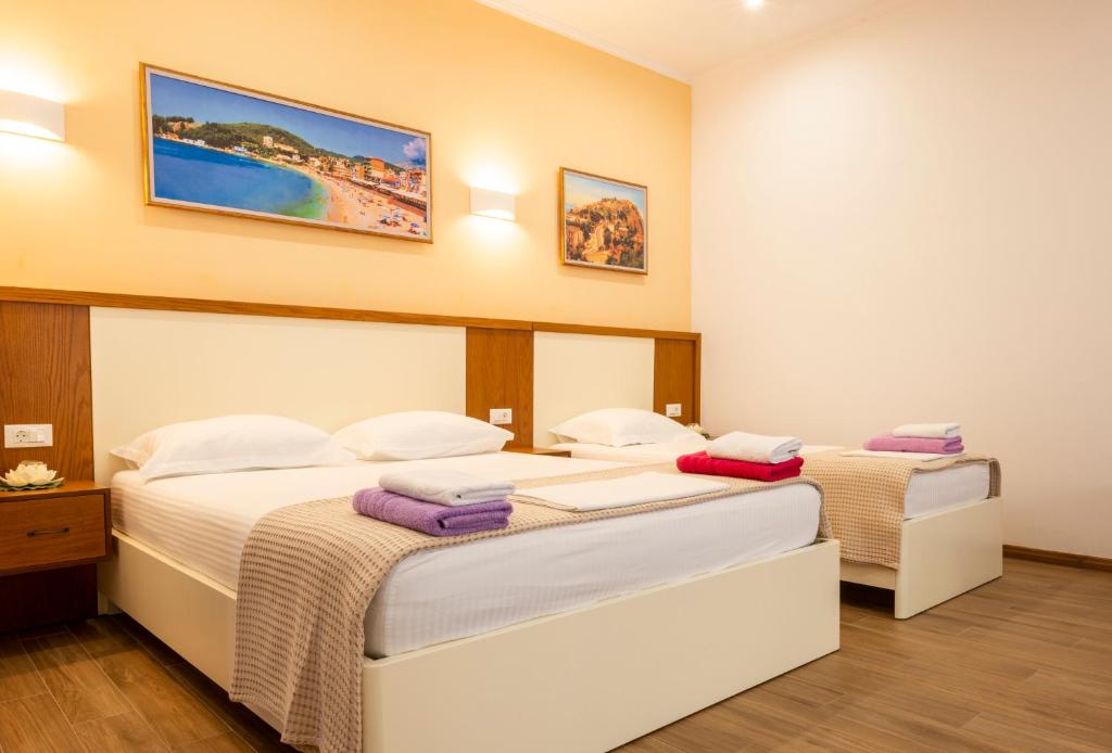 希马拉sofia's cozy rooms的一间酒店客房,房间内设有两张床