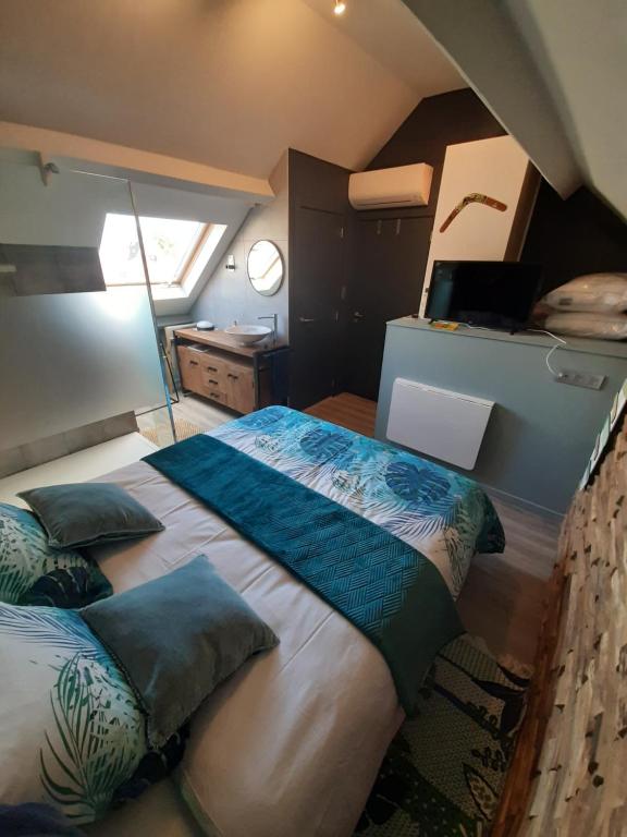 HerneGroot GENOEGEN - 50 North - with AIRCO的一间卧室配有一张大床和枕头