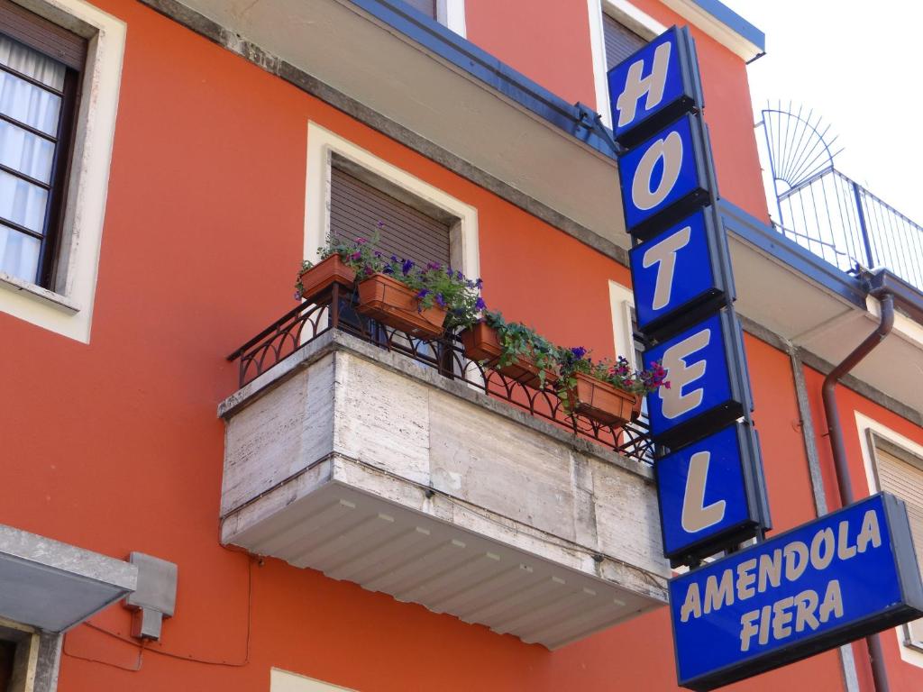 米兰阿曼多拉菲耶拉酒店的建筑一侧的标志,带有阳台