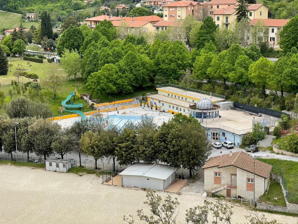 诺切劳恩布拉Residenza San Filippo的公园内游泳池的空中景观