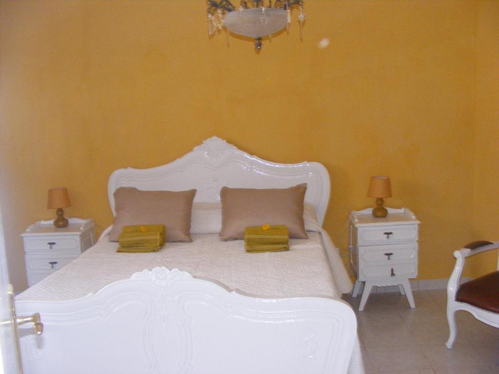 CoveloCasa Thocamalu's的一间卧室配有白色床和2个床头柜