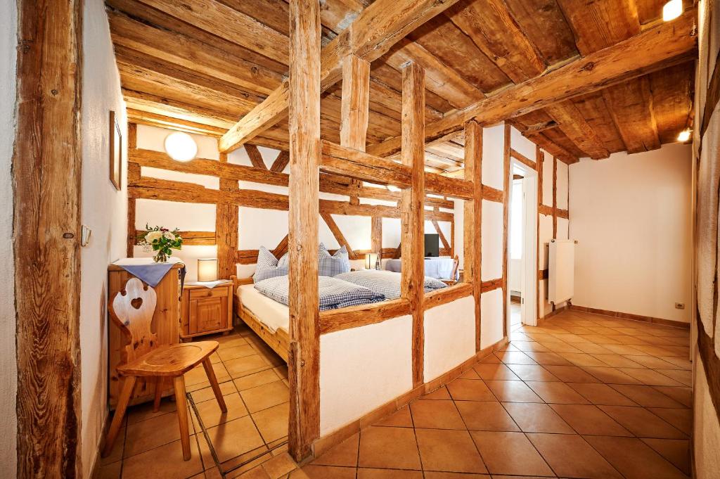 齐恩多夫Hotel-Gasthof Bub的一间带一张床的卧室,位于带木制天花板的房间内