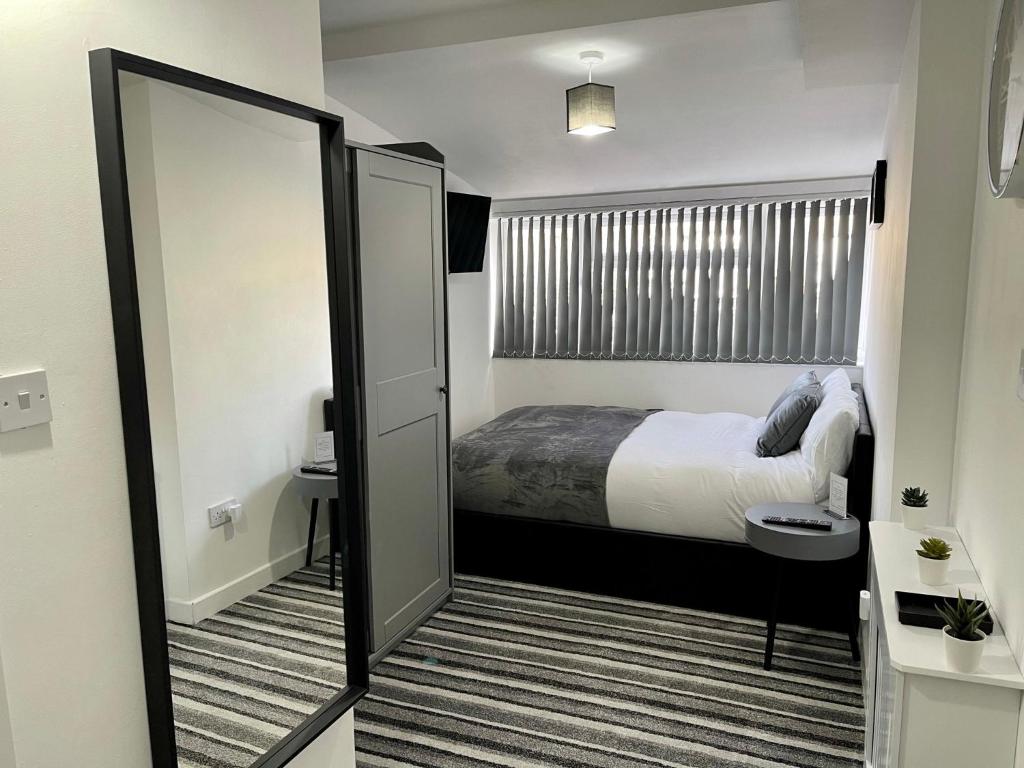伦敦Wisteria Studio的一间卧室配有一张床和镜子