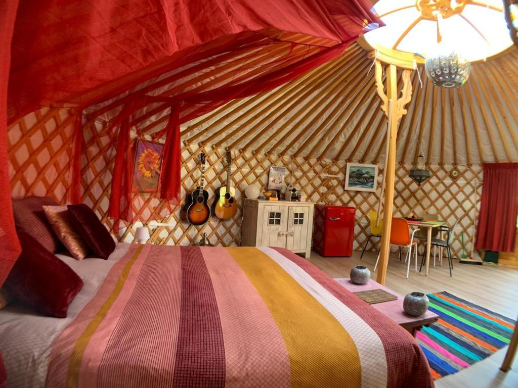 宗讷迈勒Overnachten in een luxe yurt!的蒙古包内一间卧室,配有一张床