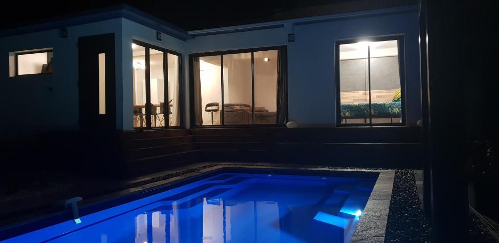 圣若瑟La Villa JoLi的一座晚上设有游泳池的房子