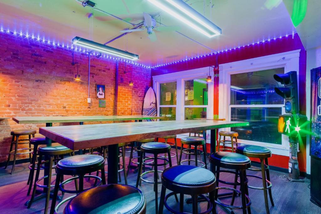 Lucky D&#39;s Youth and Traveler&#39;s Hostel餐厅或其他用餐的地方