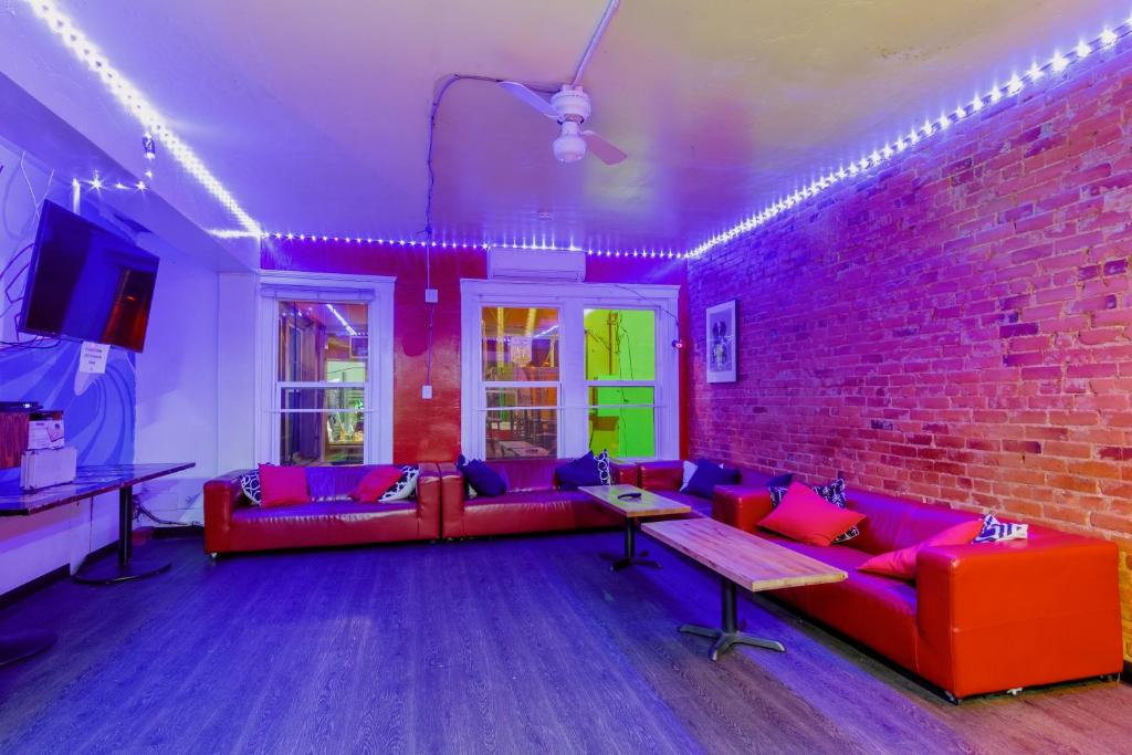 Lucky D&#39;s Youth and Traveler&#39;s Hostel的休息区