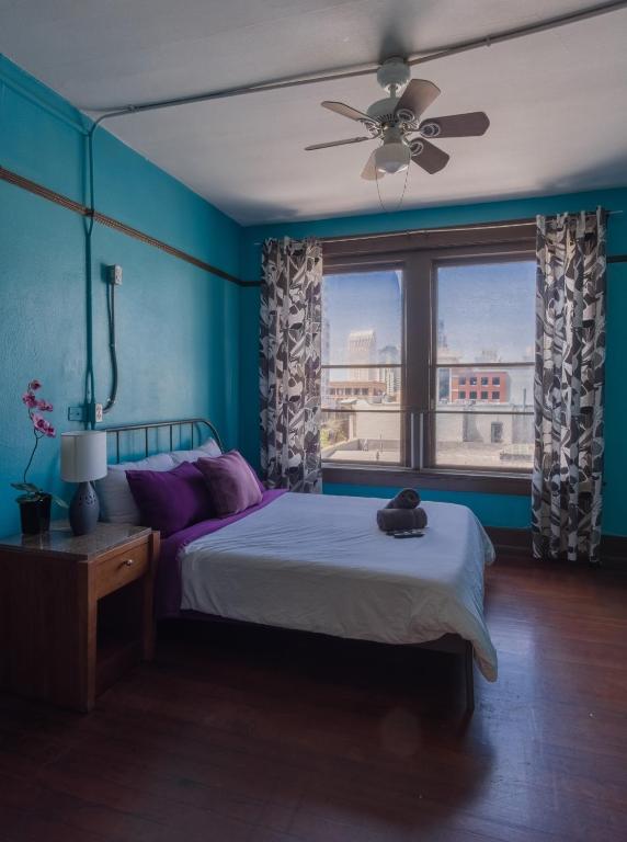 Lucky D&#39;s Youth and Traveler&#39;s Hostel客房内的一张或多张床位
