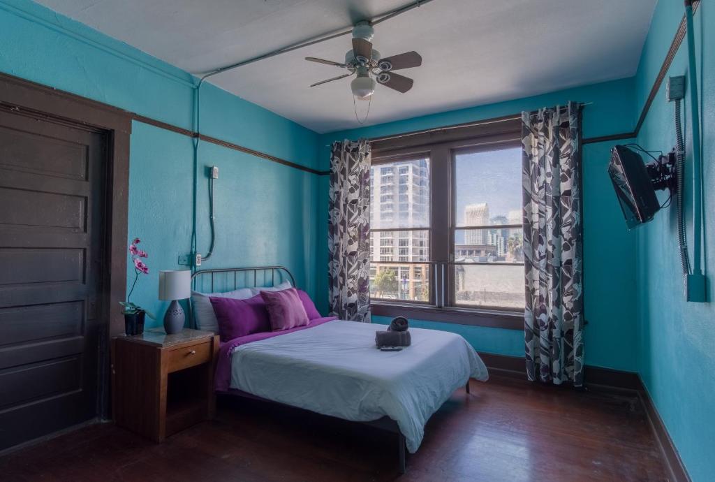Lucky D&#39;s Youth and Traveler&#39;s Hostel客房内的一张或多张床位