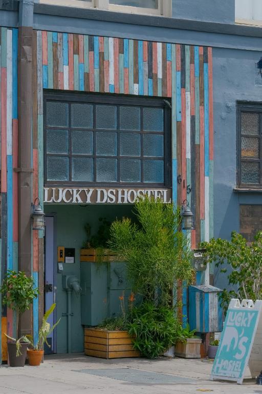 圣地亚哥Lucky D&#39;s Youth and Traveler&#39;s Hostel的一座有标志的建筑,上面写着幸运的地区医院的标志