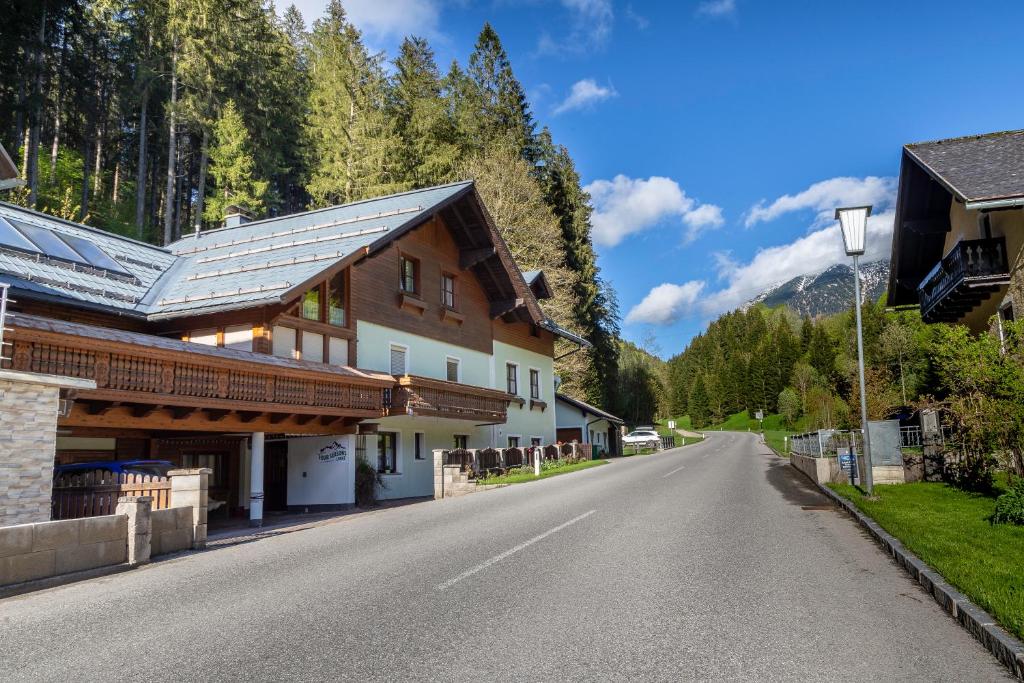 拉肯霍夫四季公寓的山村一条空旷的道路,有房子