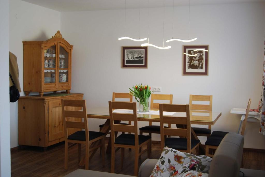 Hörmanns bei WeitraFerienwohnung Polzer的一间带桌椅的用餐室