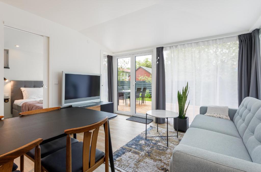 派尔努Villa Aia Apartment的客厅配有沙发和桌子