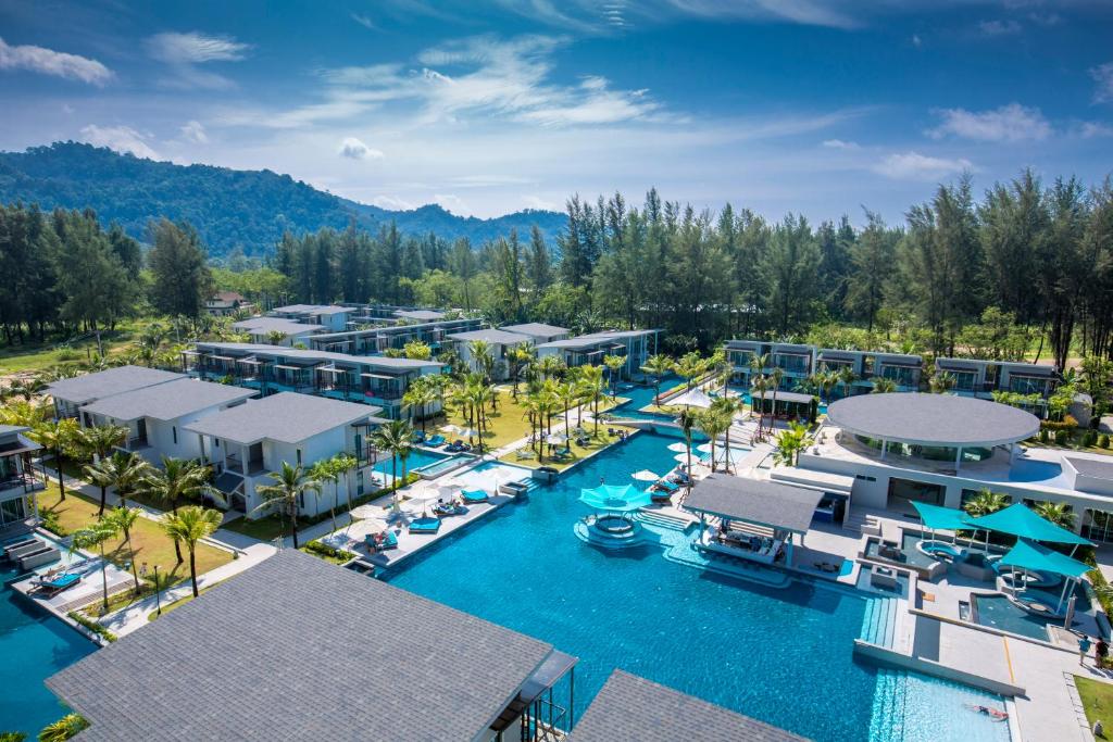 蔻立​卡塔坦尼水屋度假村的享有带游泳池的度假村的空中景致