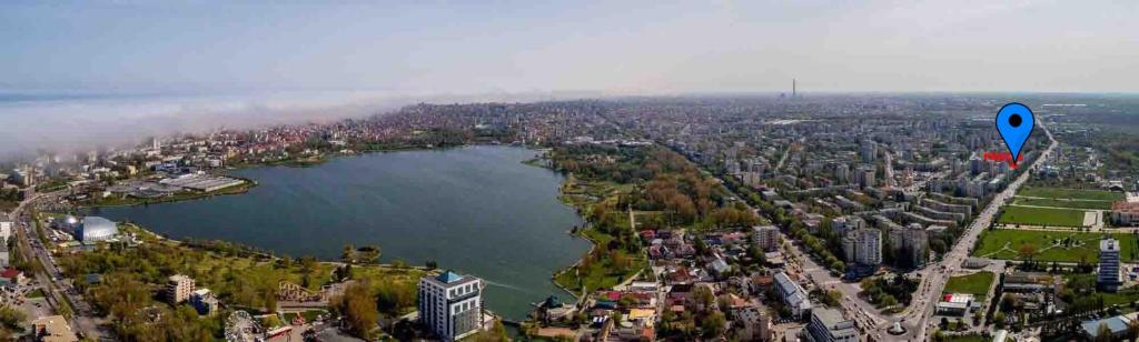 康斯坦察Cazare-Mamaia RO的享有大城市和湖泊的空中景致
