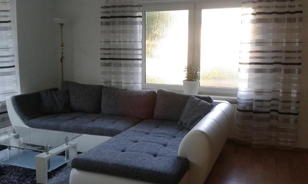 RoggentinFerienhaus - Roggentin的带沙发和2扇窗户的客厅