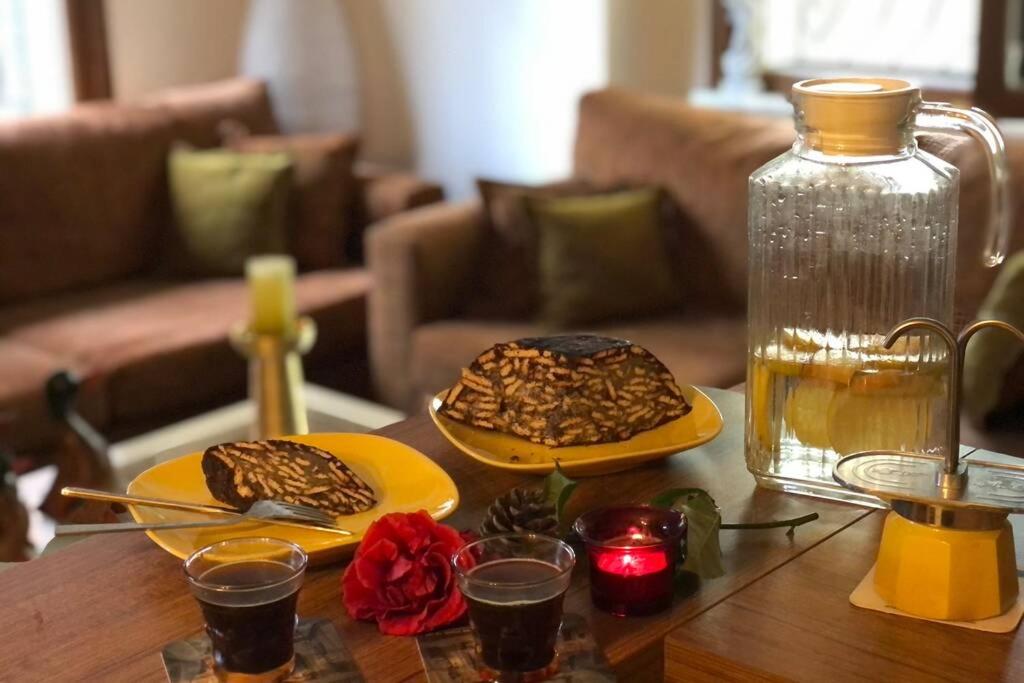 伊斯坦布尔Comfy 3 Room House with Garden的一张桌子,上面放有两盘饼干和一瓶