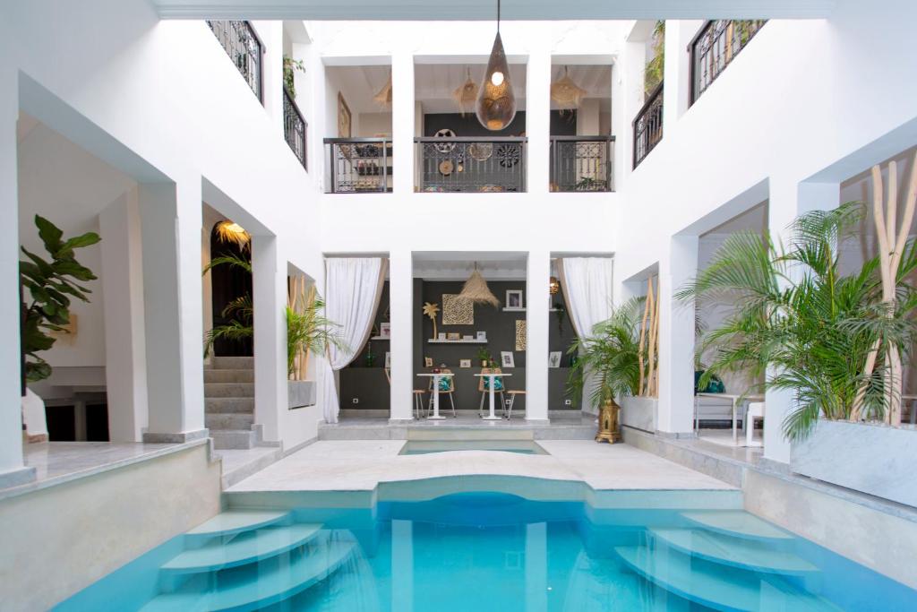 马拉喀什利马尔庭院旅馆的一座带白色墙壁和天花板的室内泳池