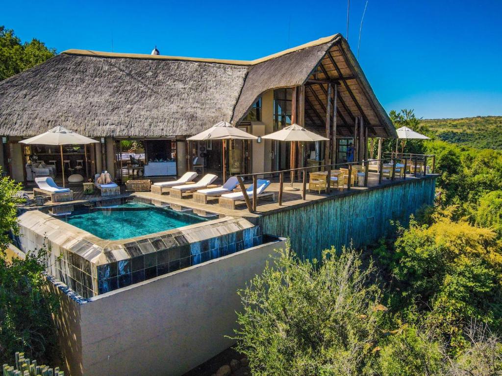 纳姆比提动物保护区Esiweni Luxury Safari Lodge的一座带游泳池的房子的图象