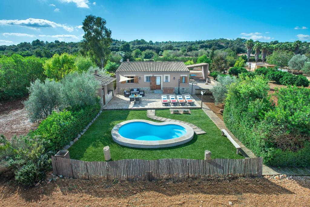 坎帕内特Owl Booking Villa Garreta - Rustic Stay with Mountain Views的享有后院的空中景致,设有游泳池和房屋