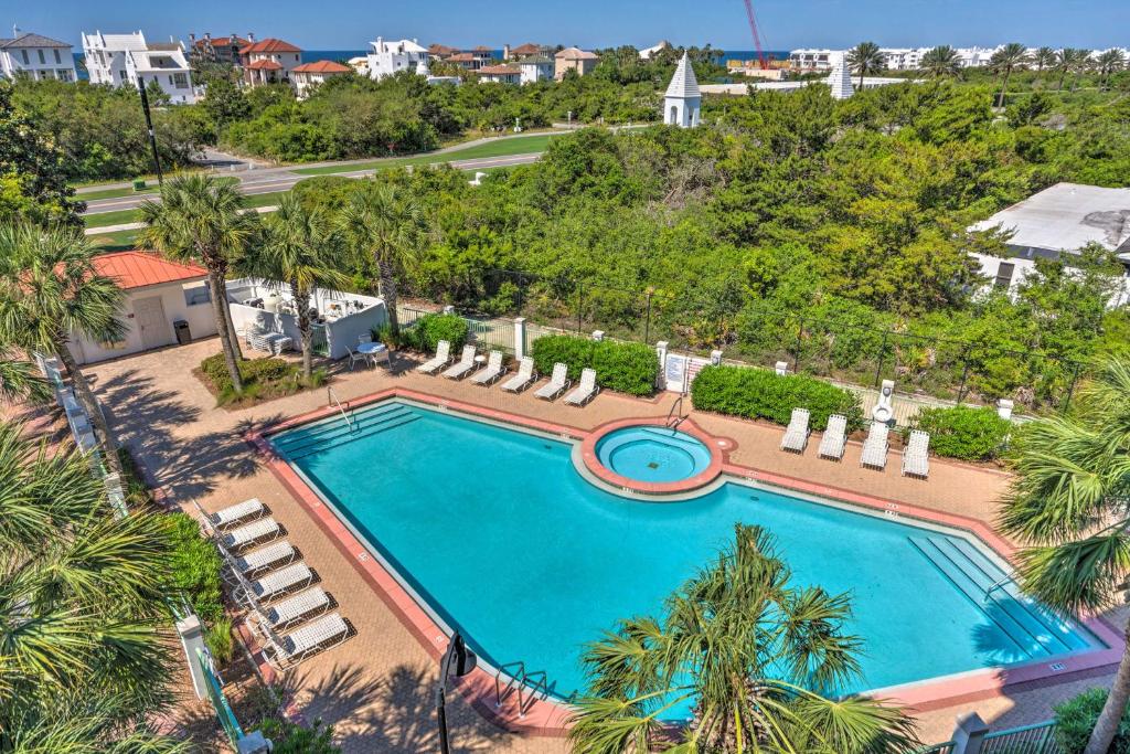 罗斯玛丽海滩Ocean View Condo Btwn Rosemary and Alys Beach!的享有棕榈树游泳池的顶部景致