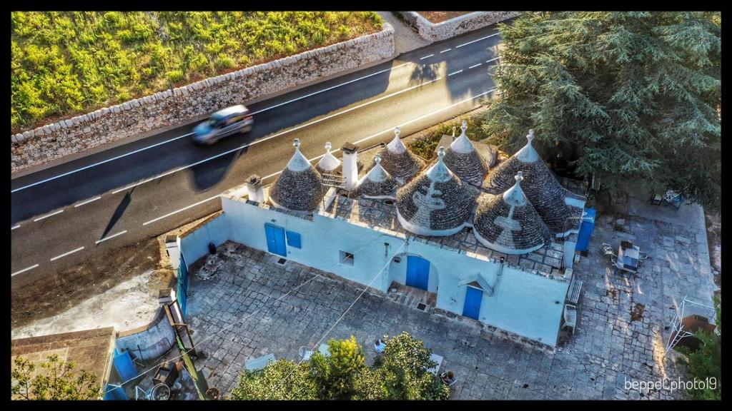 马丁纳弗兰卡Trullo Francisco的享有蓝色建筑顶部的景色