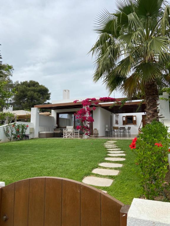 埃尔米奥尼Villa Denni的院子里有棕榈树的房子