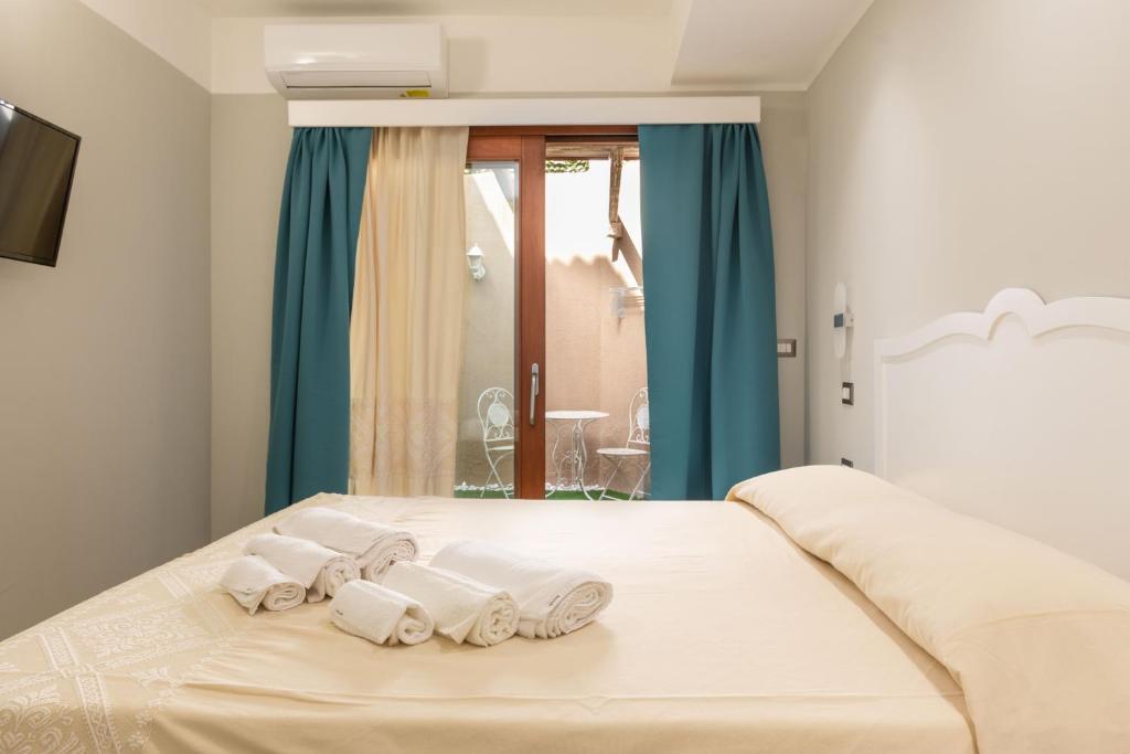 维拉西米乌斯Domu Ajaju Guest House的一张白色的床,上面有四条毛巾