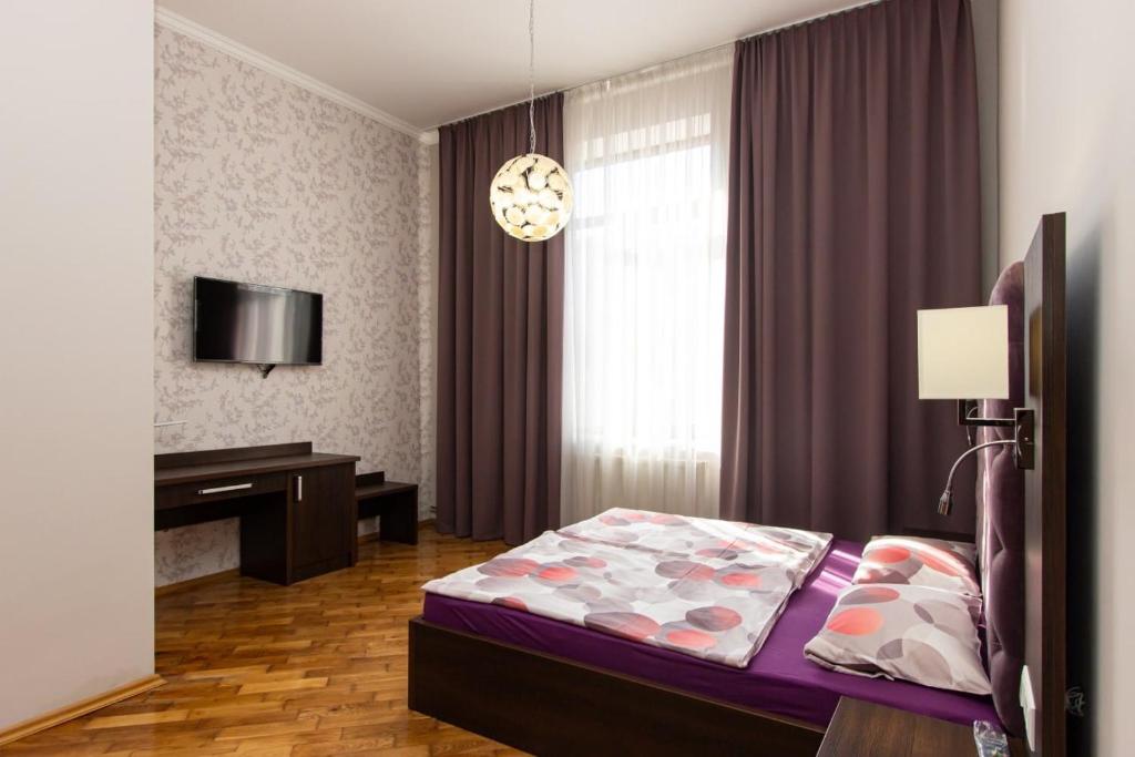 伊万诺-弗兰科夫斯克Апартаменти в центрі міста的一间卧室配有一张床和一张书桌
