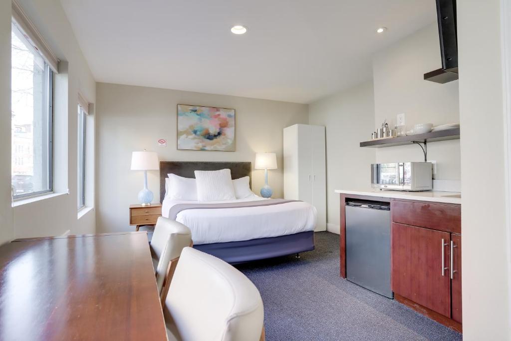 华盛顿Sojourn at DuPont Place的酒店客房带一张床和一个厨房