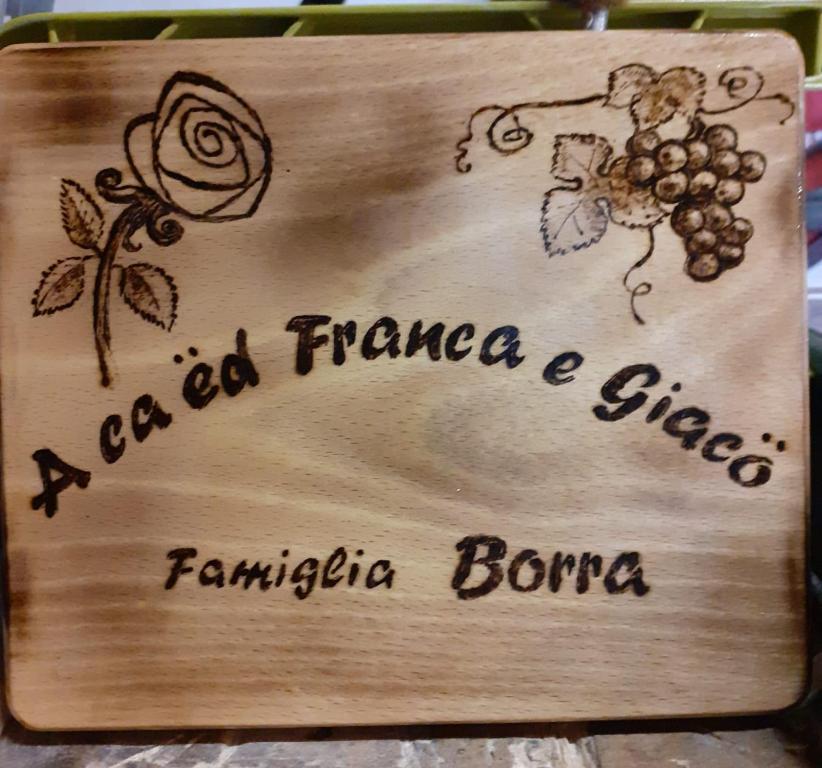 拉莫拉A cà ed Franca e Giaco的包括松饼奶酪和铁尼孔加翁加的木制托盘