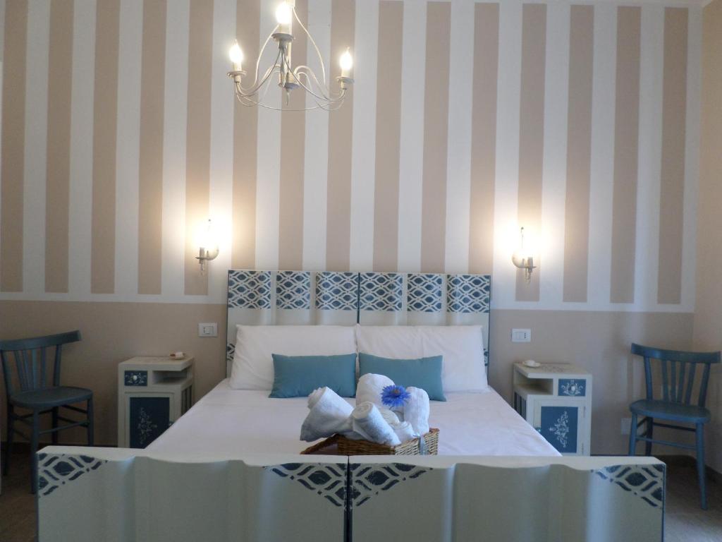 夸尔图-圣埃莱娜A casa di nonna的一间卧室,床上放着两只动物