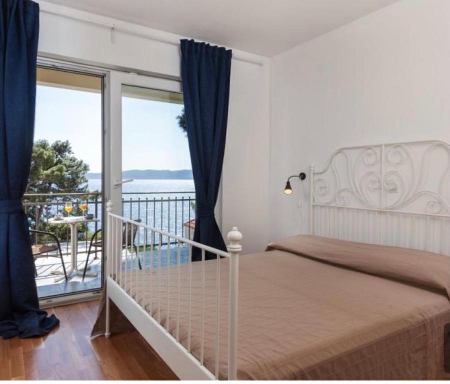 布雷拉Villa Ima的一间卧室设有一张床和一个美景阳台