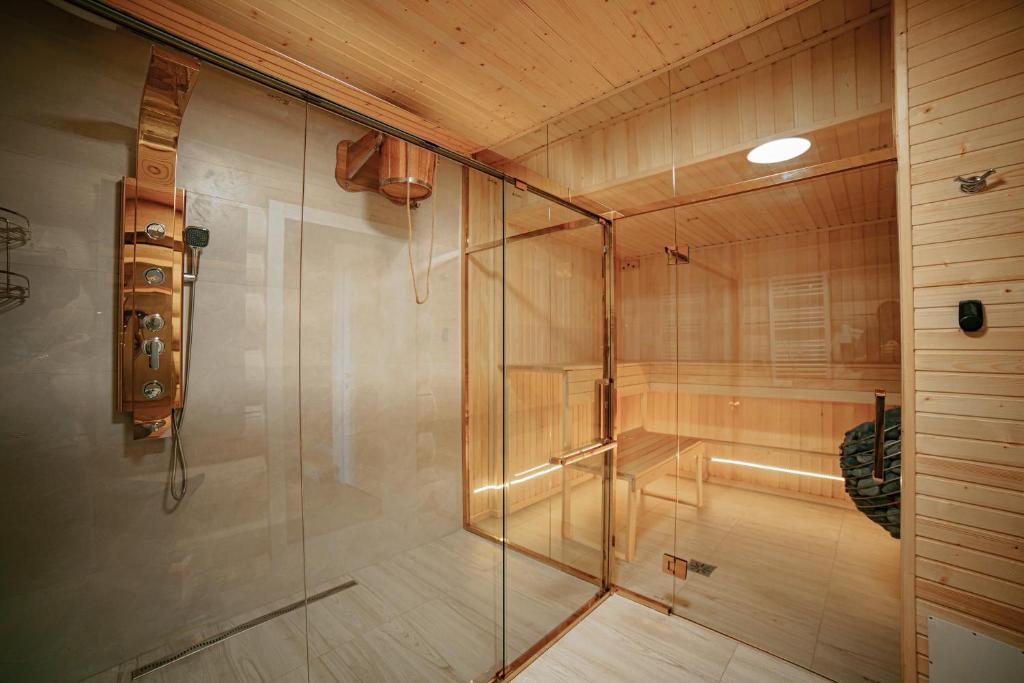 亚布卢尼齐亚"Шале Олень"的一间房间里带玻璃门的淋浴