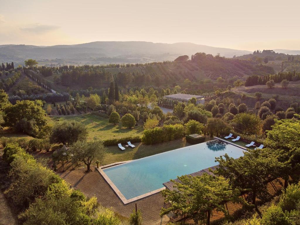丘西Hotel Villa Il Patriarca的享有带游泳池的别墅的空中景致