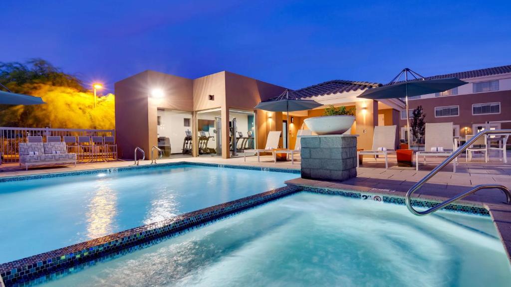斯科茨Aiden by Best Western Scottsdale North的房屋前的游泳池