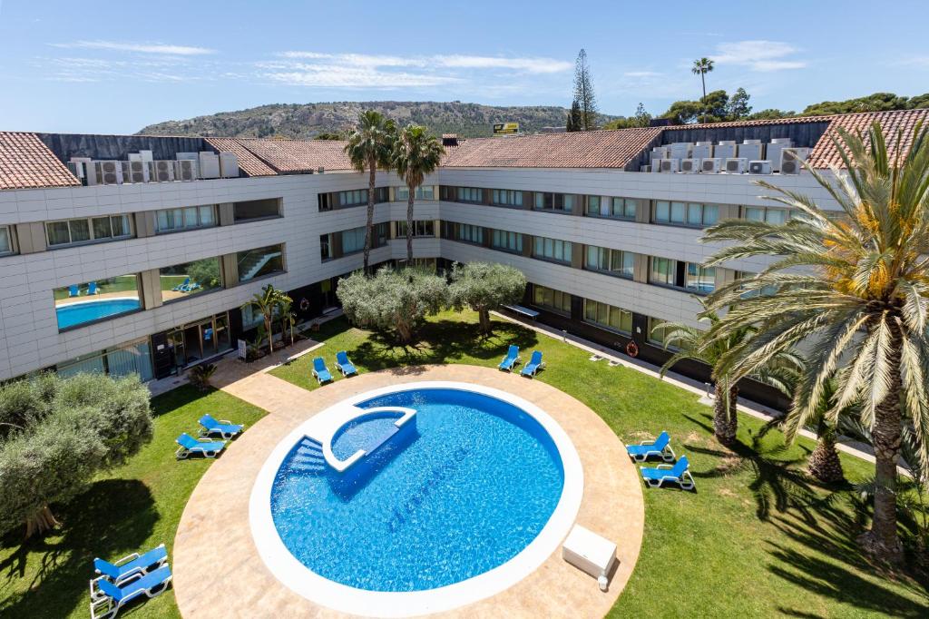阿利坎特阿利坎特达尼亚酒店的享有酒店上方的游泳池景致