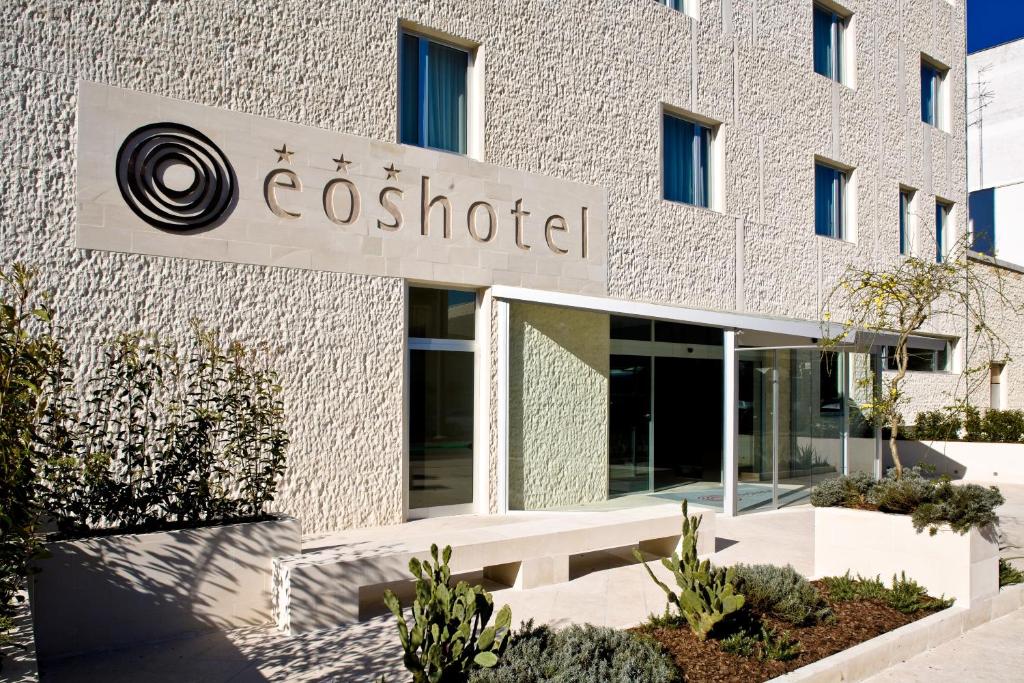 莱切Eos Hotel的带有医院标志的建筑