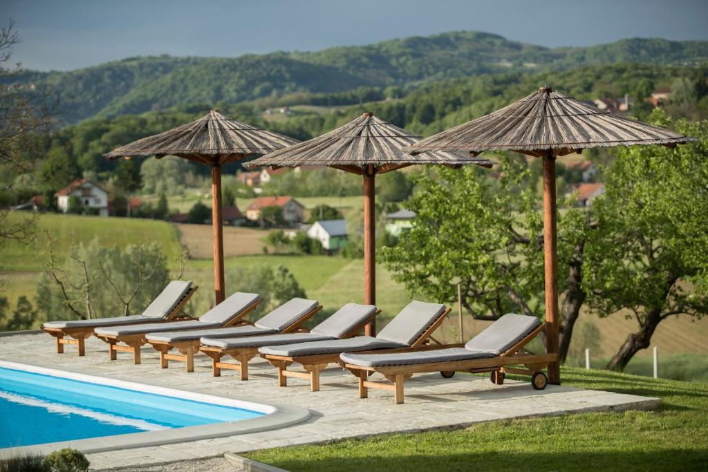 克拉皮纳Puhek breg的游泳池旁的一排躺椅和遮阳伞