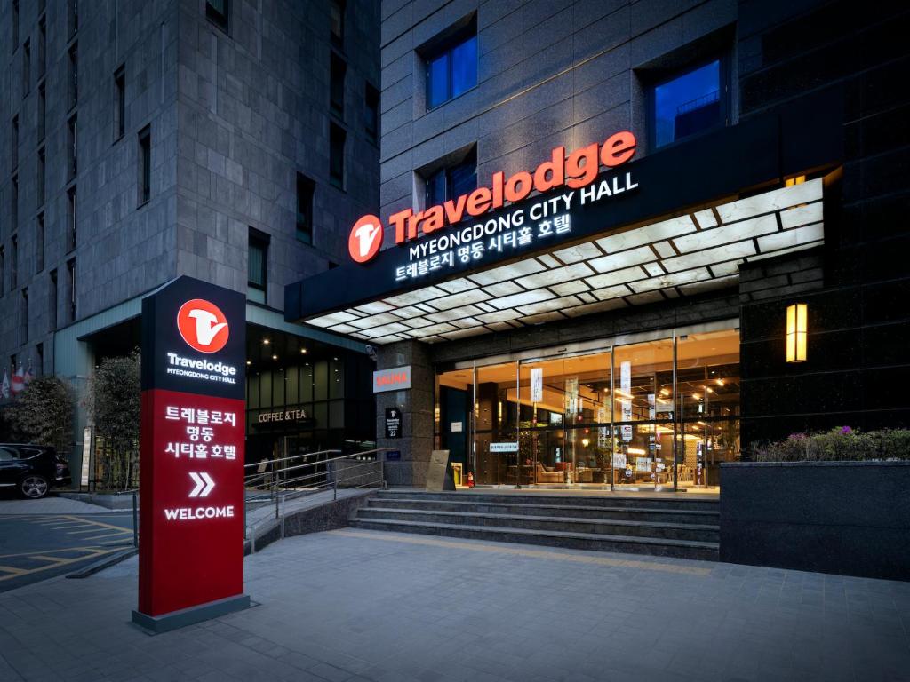 首尔Travelodge Myeongdong City Hall的前面有标志的大建筑