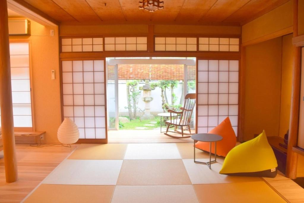 高松Hiyorian - Vacation STAY 11234的一间设有门、桌子和椅子的房间