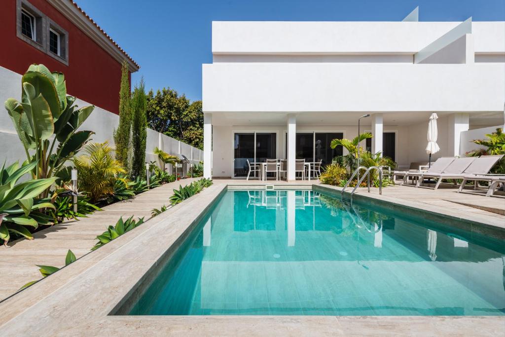 马斯帕洛马斯Villa Deluxe Suites Maspalomas的房屋前的游泳池