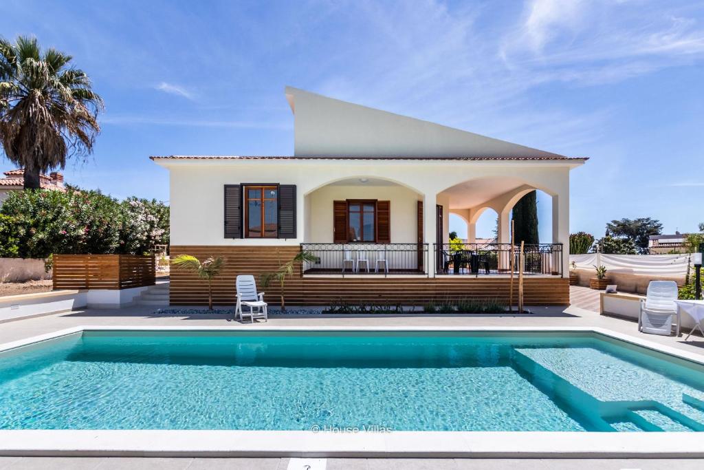锡拉库扎House&Villas - Due Palme的房屋前有游泳池的房子