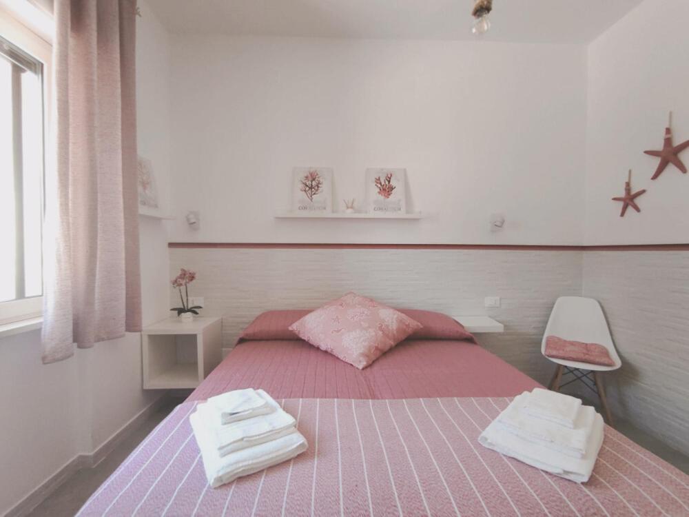 维耶斯泰A Casa di Rosanna的一间卧室配有一张床,上面有两条毛巾