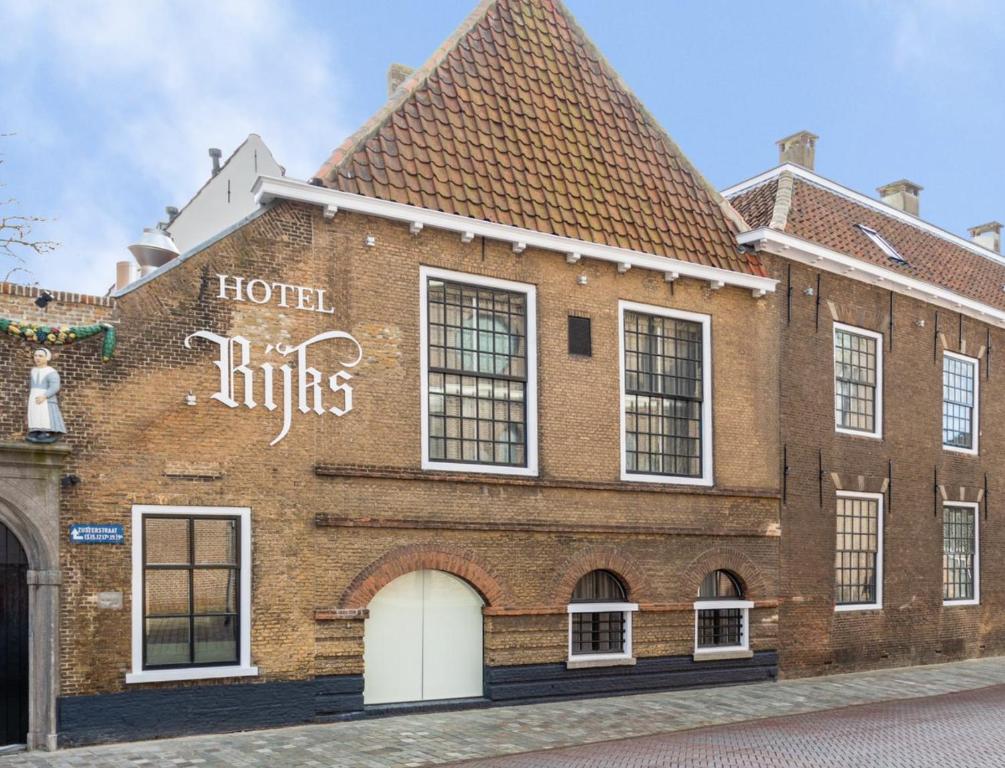 戈伊斯Boutique Hotel Rijks I Kloeg Collection的一座砖砌的建筑,上面写着酒店的话