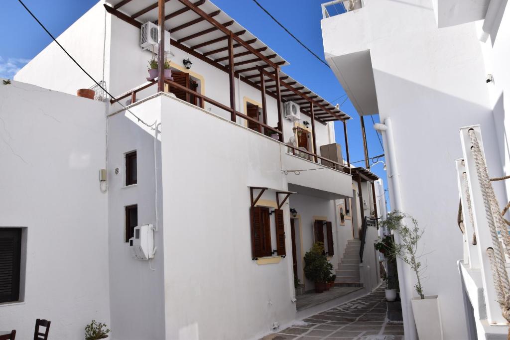 帕罗斯岛Naoussa Center Cycladic House的享有白色建筑侧面的景色