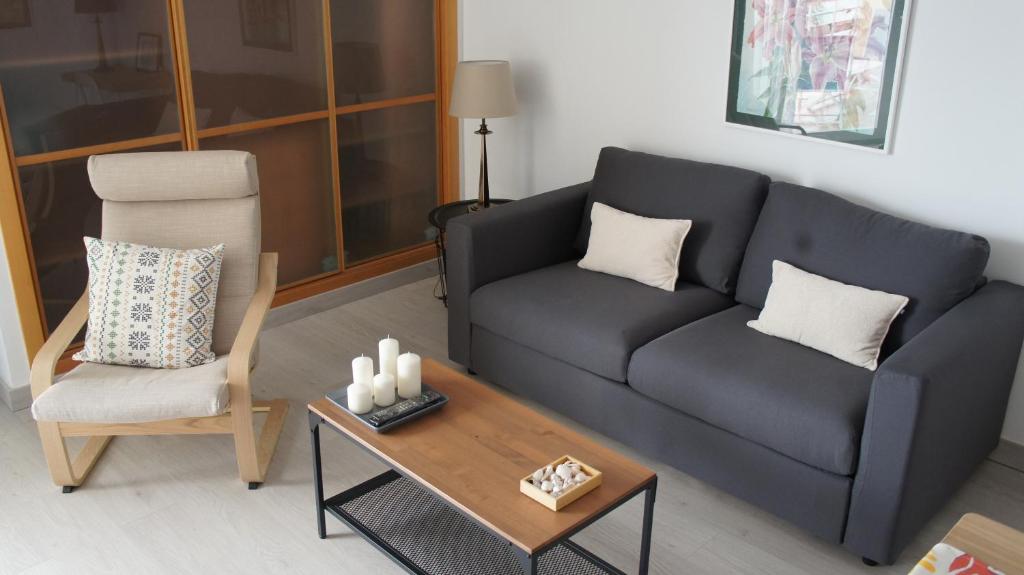 多列毛利诺斯Apartamentos Calma Rentals的带沙发和咖啡桌的客厅