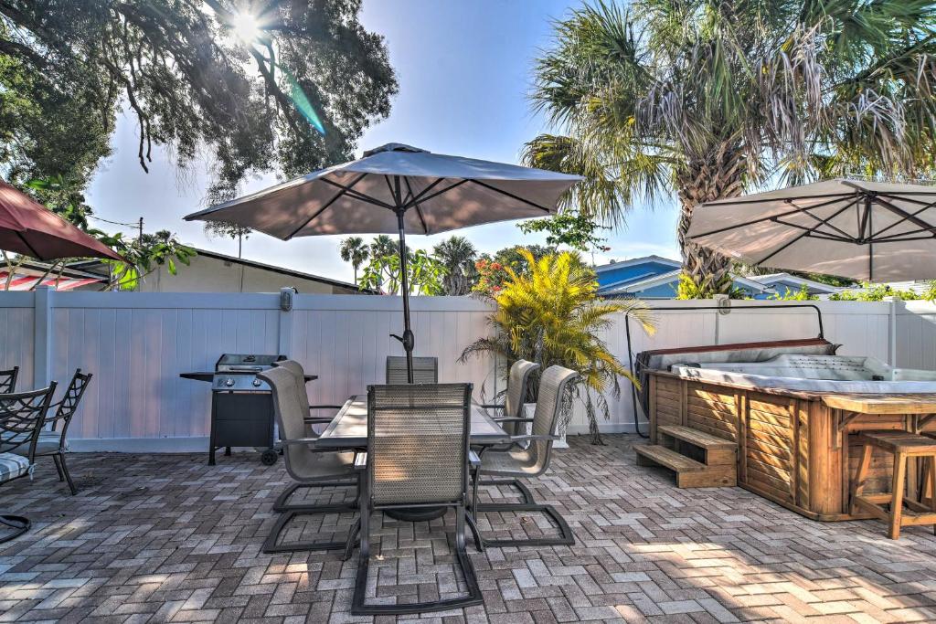 克利尔沃特Florida Unit Steps from Indian Rocks Beach Access!的一个带桌椅和遮阳伞的庭院