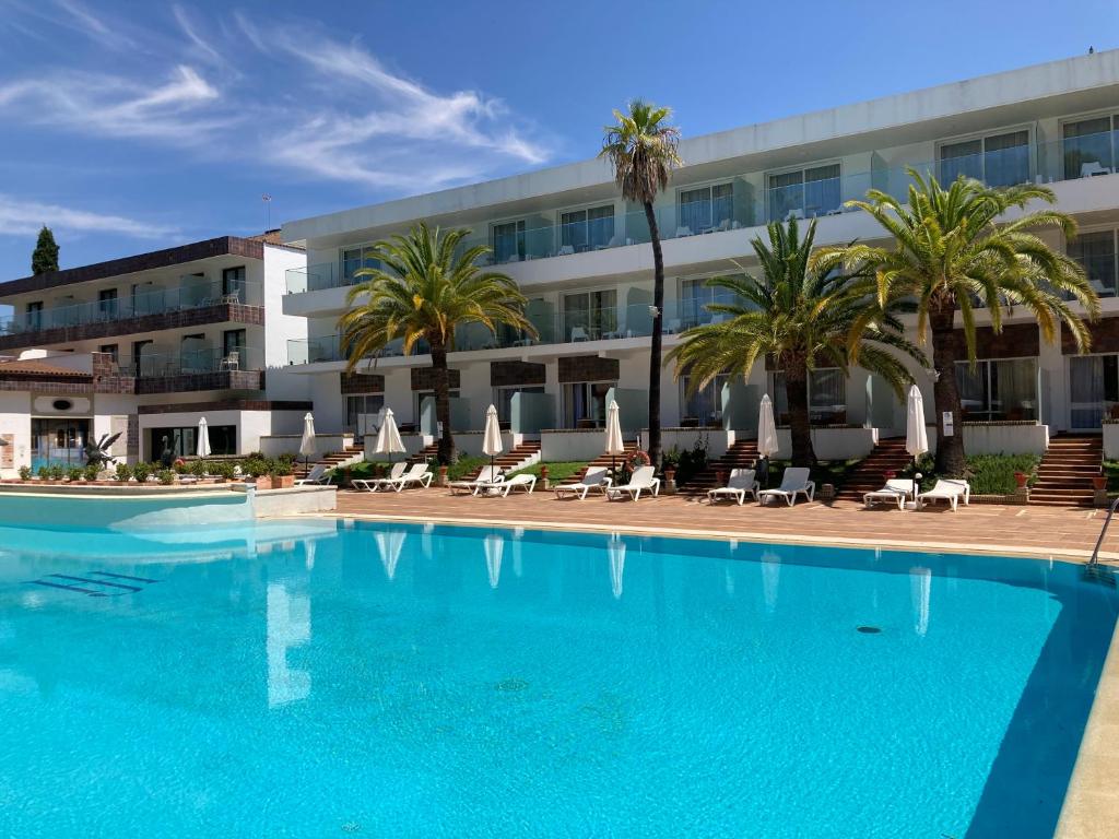 赫雷斯-德拉弗龙特拉赫雷斯水疗酒店的酒店前方的大型游泳池