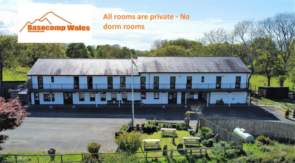 LlanllyfniBasecamp Wales的像一座建筑物,上面写着字,所有房间都是私人的,没有宿舍